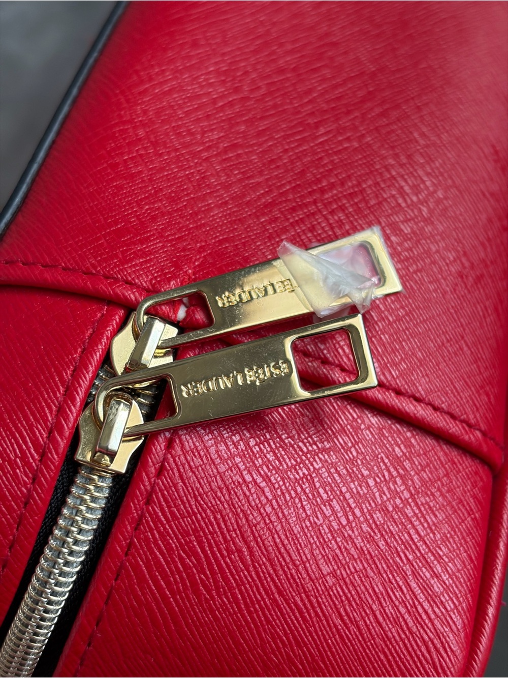 Estée Lauder train-case with metal tag - Picture 3 of 8